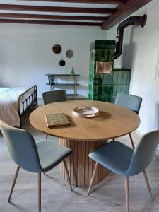 凯泽贝尔la Parenthèse Kaysersberg的一张木桌、两把椅子和一张桌子