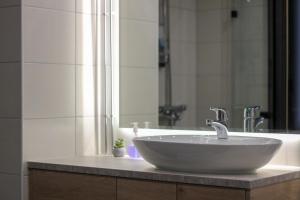 拉赫蒂Upea saunallinen kaksio Sibeliustalon vieressä的浴室设有白色水槽和镜子