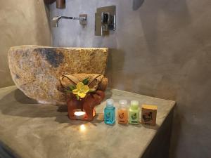 尼甘布Negombo Boutique Villa的浴室设有水槽,柜台上装有瓶子