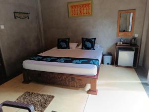 尼甘布Negombo Boutique Villa的卧室配有一张床