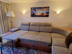 温特贝格Villa SKYLO的客厅配有沙发和桌子