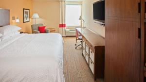 查塔努加Fairfield Inn & Suites by Marriott Chattanooga的配有一张床和一台平面电视的酒店客房