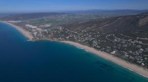 萨阿拉德洛斯阿图内斯Playa Blanca Zahara的享有海滩的空中海景
