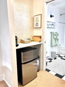 北温哥华'Canyon Heights' Retreat (Grouse Mountain)的浴室内设有带小冰箱的厨房