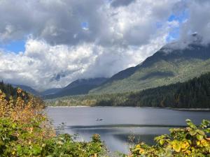 北温哥华'Canyon Heights' Retreat (Grouse Mountain)的享有以山脉为背景的湖泊美景