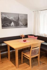 玛丽亚阿尔姆艾尔兰霍夫公寓的餐桌、木桌和椅子