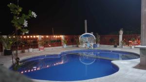CabanganMommy Linda Beach Resort的夜间在院子里的游泳池
