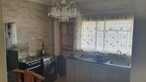 哈拉雷Secure solar powered two bedroomed haven的厨房配有炉灶、水槽和窗户。