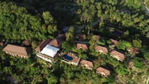 高当Victoria Cliff Hotel & Resort, Kawthaung的森林中一群房子的头顶景观