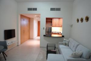 迪拜Brand New Cozy Studio Apatrtment的带沙发的客厅和厨房