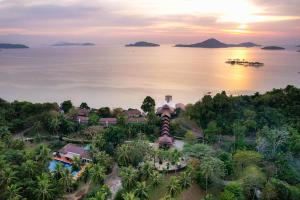 高当Victoria Cliff Hotel & Resort, Kawthaung的享有度假胜地和海洋的空中景致