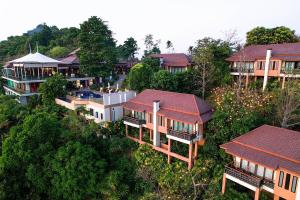 高当Victoria Cliff Hotel & Resort, Kawthaung的森林中房屋的空中景观