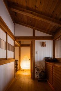 长野Villa Iizuna Plateau -飯綱高原の山荘-的开放式客房铺有木地板,设有木制天花板。