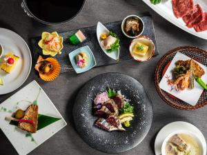 InoKAMENOI HOTEL Kochi的桌上的一组食物
