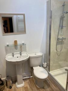 MetheringhamThe Stables的浴室配有卫生间、盥洗盆和淋浴。