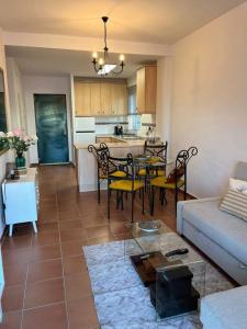 阿尔加德萨Apto. Residencial La Alcaidesa的带沙发和桌子的客厅以及厨房。