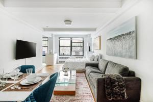 纽约Cozy Studio Apartment的客厅配有沙发和桌子