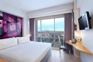 梭罗梭罗巴鲁最爱酒店的酒店客房设有一张床和一个大窗户