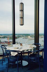 哥德堡Clarion Hotel Draken的一间带桌椅和窗户的用餐室