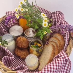 PenhillFrieden-Hof Guest Accommodation的包括面包、果酱和鲜花的食品篮