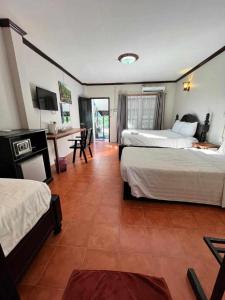 万荣美景旅馆的酒店客房配有两张床和一张书桌