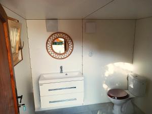 赫鲁巴斯卡拉Miniresort AMULET的一间带水槽和卫生间的浴室