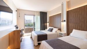 萨洛萨鲁港水疗黄金酒店的酒店客房设有两张床和窗户。