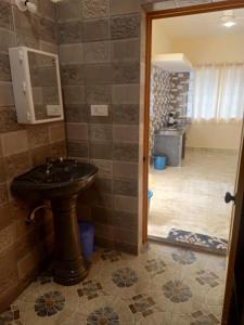 阿贡达SAI HOMESTAY的一间带水槽和镜子的浴室