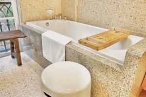 富国Aurora Phu Quoc Hotel & Cafe的一间带卫生间和浴缸的浴室