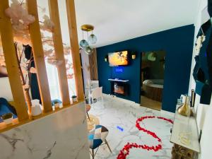 普瓦西Exotic spa的客厅设有蓝色的墙壁和电视。