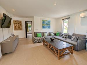 象岛Beachfront 5-bedroom Villa的客厅配有沙发和桌子