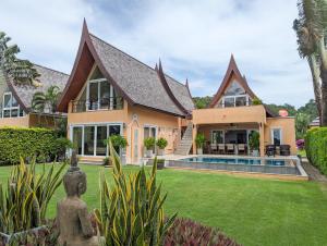 象岛Beachfront 5-bedroom Villa的一座带游泳池和庭院的房子