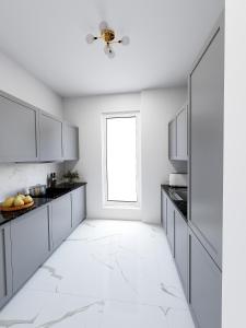 伦敦Bond Street Mayfair Penthouse的厨房配有白色的台面和吊扇