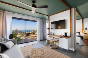 帕尔马海滩Aubamar Suites & Spa的客厅设有床和大窗户