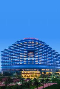 珠海珠海华发喜来登酒店的一座大型蓝色建筑,有很多窗户