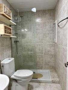 滨海托萨Sa Palometa的浴室配有卫生间、淋浴和盥洗盆。
