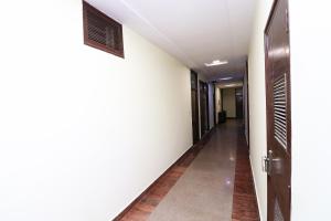 Tājganj乔蒂洲际酒店的医院的走廊,有白色的墙壁和木门