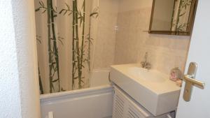 托隆伊特宜姆比乐2公寓酒店的浴室配有盥洗盆、卫生间和浴缸。