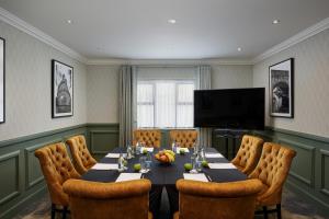 莱克斯利普春野酒店的一间会议室,配有长桌子和椅子