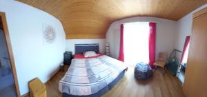 Kestenholz1 Zimmer in Kestenholz的一间设有一张床铺的卧室,位于一个拥有木制天花板的房间