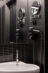 布拉格珀拉酒店的浴室配有带吹风机的盥洗盆和镜子