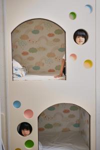 那霸Coral Gate in Kume コーラルゲートイン久米的镜子里两个孩子的照片