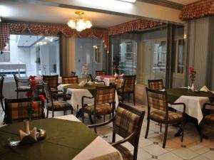 塔里哈Luz Palace Hotel的餐厅内带桌椅的用餐室