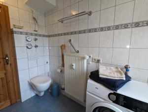 蒂蒂湖-新城Ferienwohnung Am Seebach, 80 Qm的一间带卫生间和洗衣机的浴室
