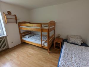 蒂蒂湖-新城Ferienwohnung Am Seebach, 80 Qm的一间卧室配有两张双层床和一张床