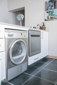 开普敦On Salisbury的厨房内的洗衣机和烘干机