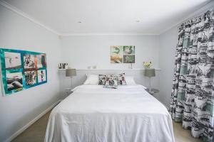 开普敦On Salisbury的白色卧室配有一张白色的大床
