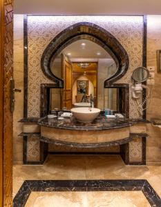 开罗Helnan Landmark Hotel的一间带水槽和大镜子的浴室