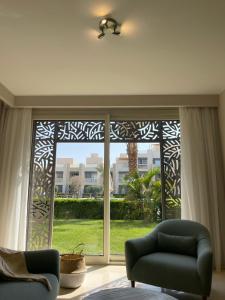 赫尔格达Mangroovy Residence El Gouna - Grovin的客厅设有大窗户和沙发