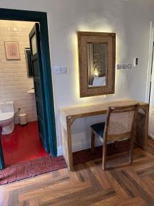 塔伊夫Dar Sayang的浴室设有桌子和墙上的镜子